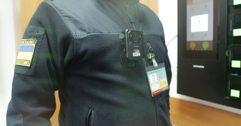 Митники використовуватимуть бодікамери у всіх пунктах пропуску на кордоні. Уряд схвалив постанову