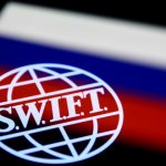 Відключення банків від SWIFT і зниження стелі цін на нафту. Bloomberg повідомив, що може увійти до 18-го санкційного пакета про Росії