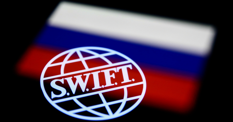 Відключення банків від SWIFT і зниження стелі цін на нафту. Bloomberg повідомив, що може увійти до 18-го санкційного пакета про Росії