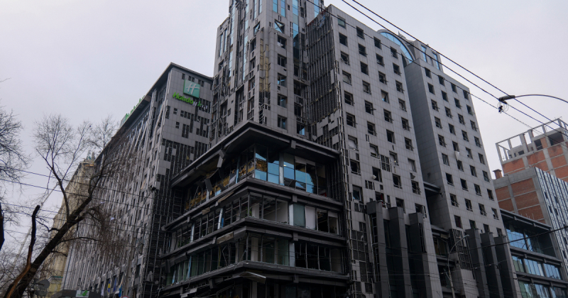 Готель Holiday Inn Kyiv частково відновив роботу після російського обстрілу