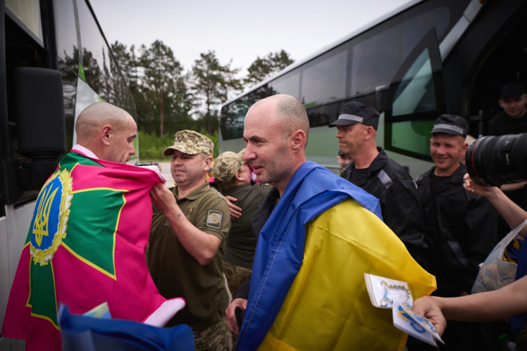Третій обмін полоненими. Додому повернулися ще 303 українських захисників (фото, відео)