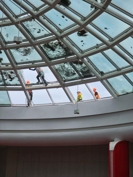 ТРЦ Blockbuster Mall зазнав пошкоджень після атаки Росії на Київ (фото, відео)