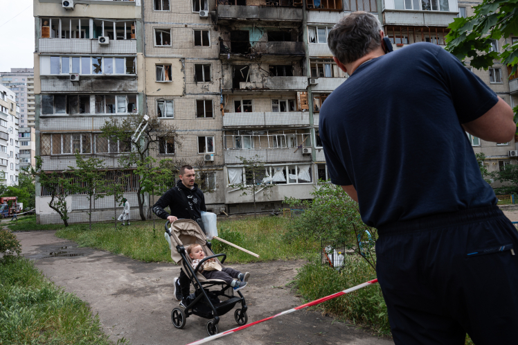Київ оговтується після нічного удару Росії: фоторепортаж