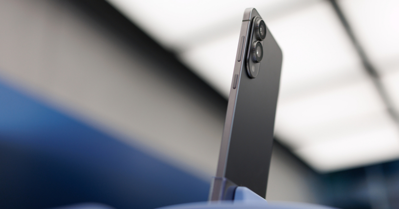 Samsung випускає найтонший смартфон у спробі випередити Apple (фото)