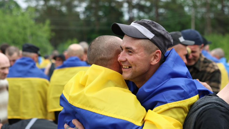 Третій обмін полоненими. Додому повернулися ще 303 українських захисників (фото, відео)