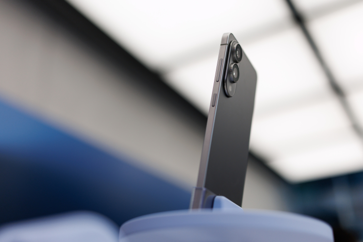 Samsung випускає найтонший смартфон у спробі випередити Apple (фото)