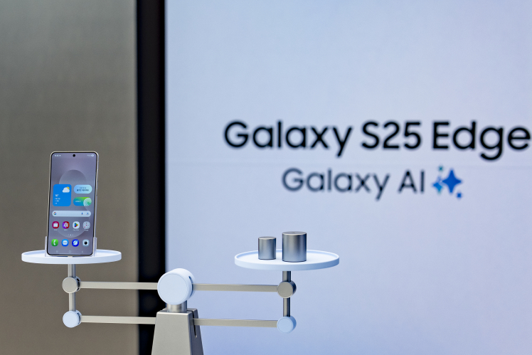 Samsung випускає найтонший смартфон у спробі випередити Apple (фото)