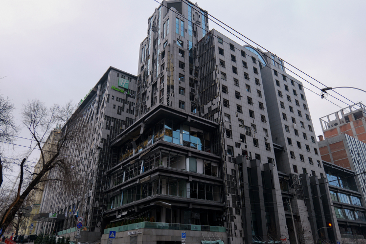 Готель Holiday Inn Kyiv частково відновив роботу після російського обстрілу