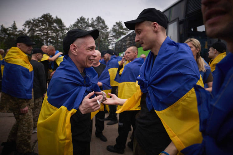 Третій обмін полоненими. Додому повернулися ще 303 українських захисників (фото, відео)