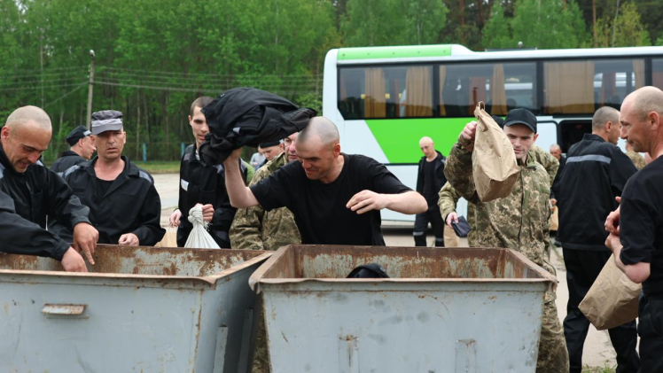 Третій обмін полоненими. Додому повернулися ще 303 українських захисників (фото, відео)