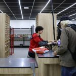 «Нова пошта» через обстріли закриває відділення у найбільш постраждалому районі Херсону