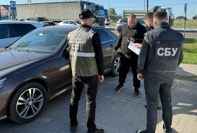 Автомобілі для перепродажу маскували під допомогу ЗСУ