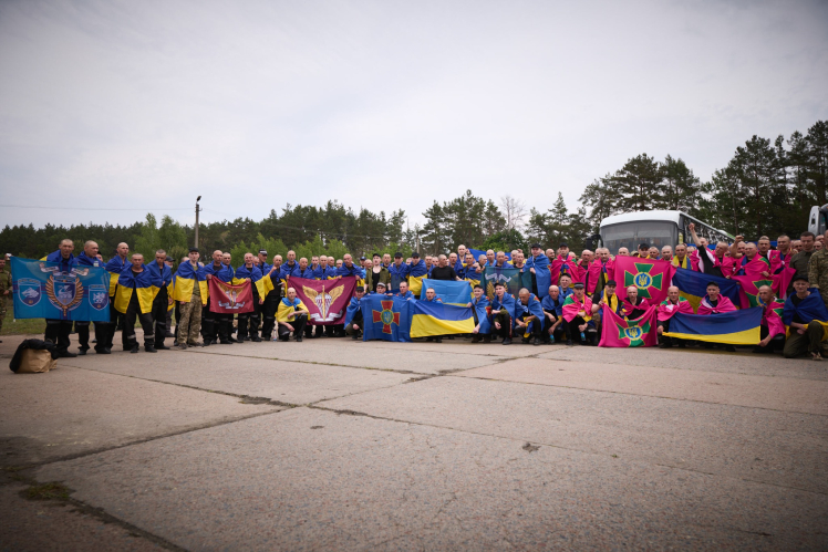 Третій обмін полоненими. Додому повернулися ще 303 українських захисників (фото, відео)