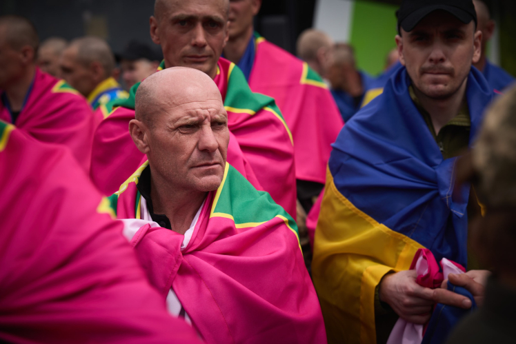 Третій обмін полоненими. Додому повернулися ще 303 українських захисників (фото, відео)