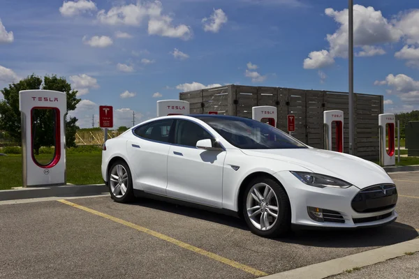Четвертий місяць поспіль падає продаж Tesla у Франції та Данії