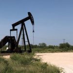 Ціни на нафту лихоманить: експерти пояснили, чому вартість бареля скаче