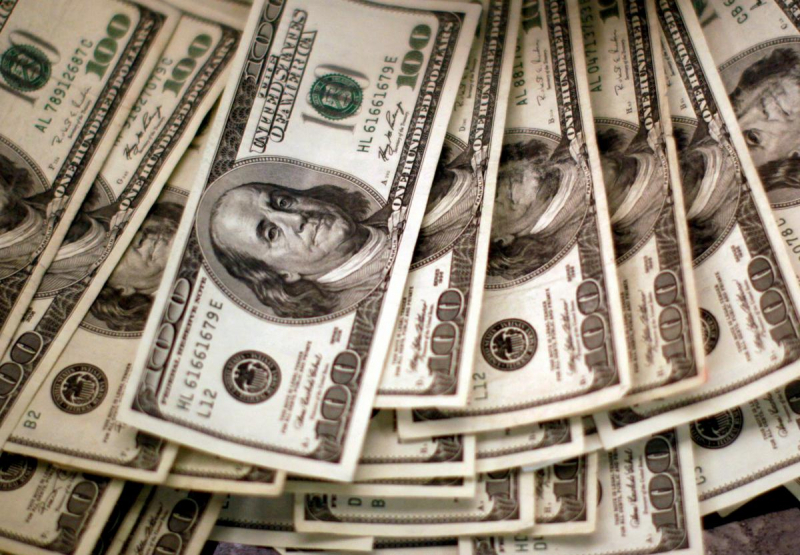 Долар падає на тлі зустрічі “Великої сімки”, – Bloomberg