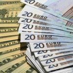 Експерти дали українцям поради, купувати чи продавати долари зараз