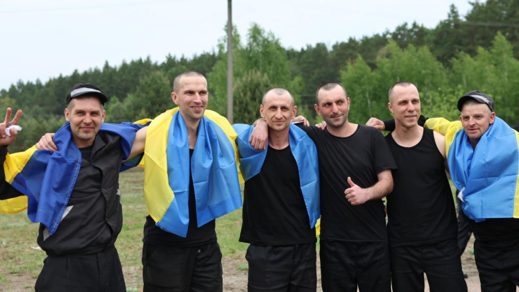 Третій обмін полоненими. Додому повернулися ще 303 українських захисників (фото, відео)