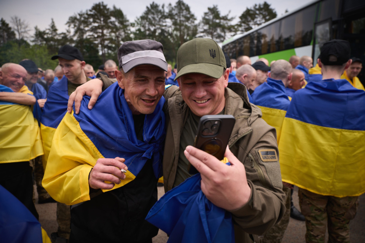 Третій обмін полоненими. Додому повернулися ще 303 українських захисників (фото, відео)