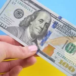 Курс валют на 8 травня: в банках долар додав 9 копійок, євро — 10 копійок