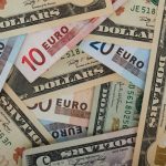 Курс валют на вечір 2 травня: долар на міжбанку подешевшав, а євро зросло