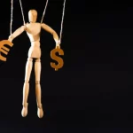 Міжнародний ринок: Долар зростає після рішення суду США, євро падає