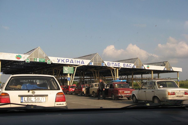 На кордоні з Польщею обмежено роботу двох пунктів пропуску: в ДПСУ пояснили причини