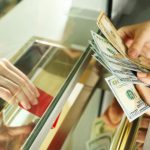 “ПриватБанк” знизив ціни на валюту: що з курсом долара і євро сьогодні