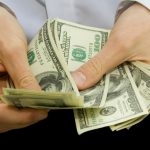Що буде з доларом в Україні найближчим часом: прогноз експертів на 100 днів