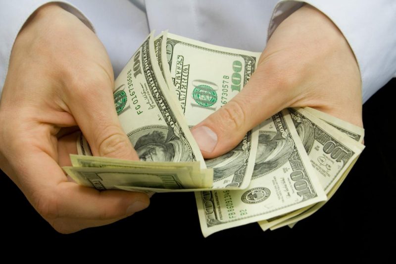 Що буде з доларом в Україні найближчим часом: прогноз експертів на 100 днів
