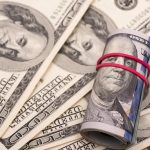 Скільки коштуватимуть 100 доларів в Україні: прогноз банкіра на останній тиждень весни