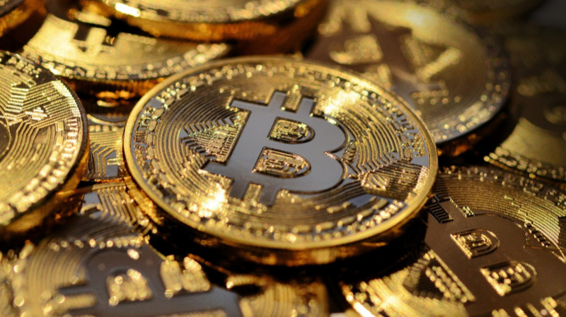 Standard Chartered прогнозує $500 тисяч за біткоїн, Coinbase розкрила масштаби витоку даних: що нового