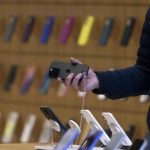 Трамп пригрозив Apple митом у 25%, якщо компанія не вироблятиме iPhone у США