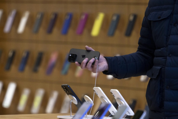 Трамп пригрозив Apple митом у 25%, якщо компанія не вироблятиме iPhone у США