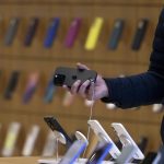 Трамп просить Кука припинити перенесення виробництва iPhone до Індії