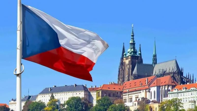 У Чехії працевлаштували 160 тисяч українських біженців — прем’єр Фіала