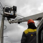 За день енергетики заживили домівки 17 тисяч сімей, що були без світла через обстріли, – ДТЕК
