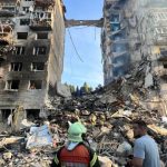 Росія вдарила балістикою по житловому будинку в Києві, обвалився цілий підʼїзд (фото, відео)