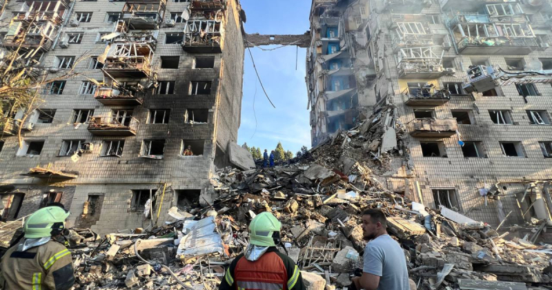 Росія вдарила балістикою по житловому будинку в Києві, обвалився цілий підʼїзд (фото, відео)