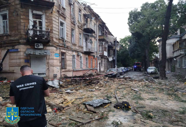 Росія завдала чергового масованого удару. У Києві пошкодження у семи районах, до гасіння пожеж залучили гелікоптер (оновлюється)