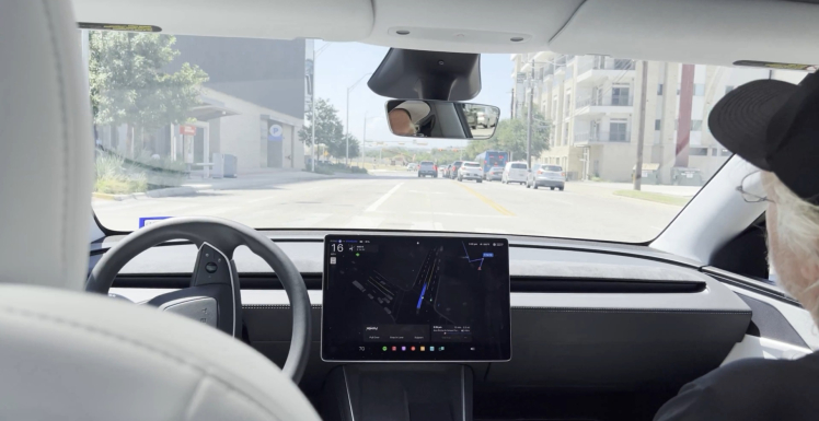 Виїжджає на зустрічну і різко гальмує. Пасажири роботаксі Tesla зафільмували помилки у водінні (фото, відео)