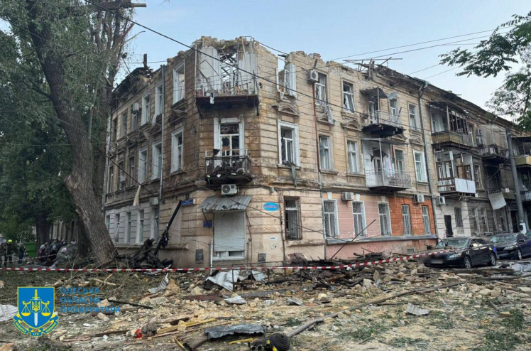 Росія завдала чергового масованого удару. У Києві пошкодження у семи районах, до гасіння пожеж залучили гелікоптер (оновлюється)