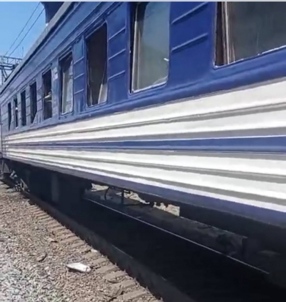 Росія вдарила балістикою по Дніпру: є жертви, пошкоджено поїзд Одеса-Запоріжжя (фото, відео)