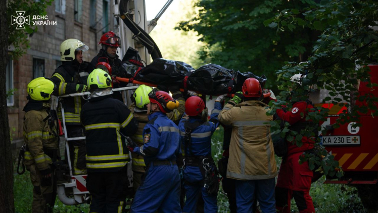 Росія завдала удару дронами і балістикою по Києву. Є загиблі і руйнування (фото, відео)