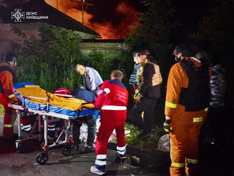 Росія завдала удару дронами і балістикою по Києву. Є загиблі і руйнування (фото, відео)