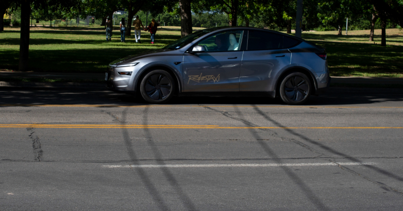 Виїжджає на зустрічну і різко гальмує. Пасажири роботаксі Tesla зафільмували помилки у водінні (фото, відео)