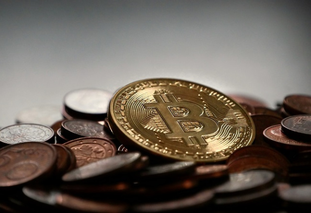 Біткоїн обвалився нижче $100 тисяч на тлі ескалації конфлікту на Близькому Сході