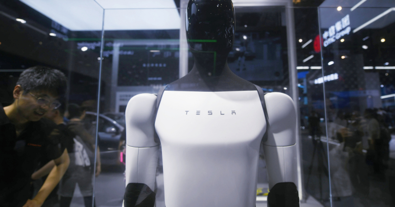 Tesla подала до суду проти колишнього співробітника, звинувативши його у викраденні даних про роботів Optimus