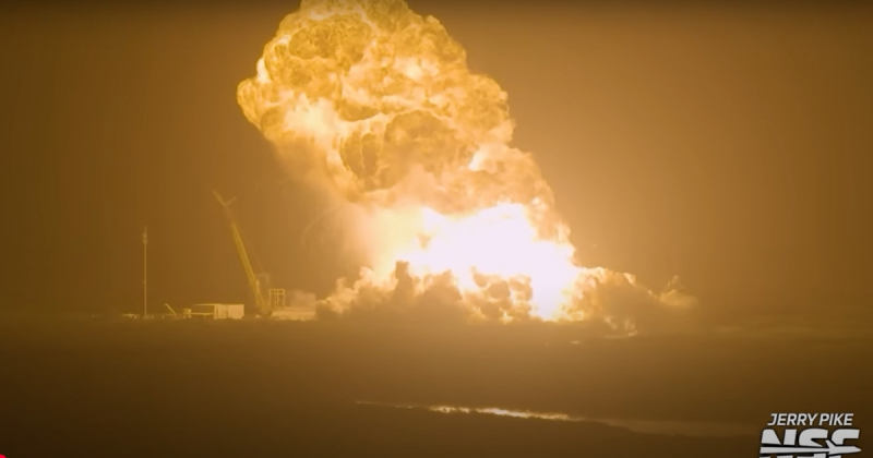Космічний корабель SpaceX вибухнув на стартовому майданчику (відео)